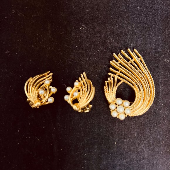 Unbranded Jewelry - Vintage Gold Tone And Faux Pearl Clip On Earrings & Brooch Set (3816)